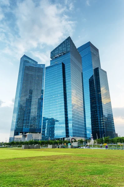 Wolkenkrabbers in financiële district van singapore — Stockfoto