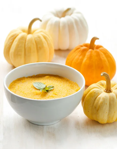 Gachas de calabaza y calabazas sobre mesa de madera blanca — Foto de Stock