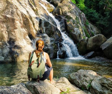 kadın hiker şelale arıyorsunuz