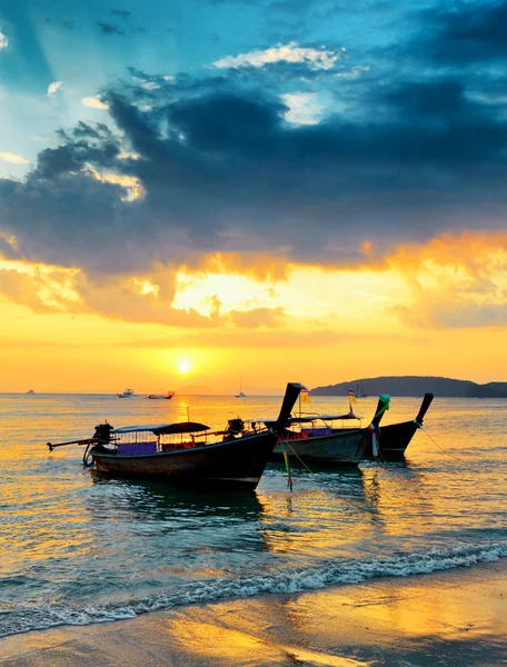 Traditionelle thailändische Boote am Strand bei Sonnenuntergang — Stockfoto