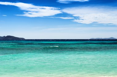 Güzel tropikal deniz ve mavi gökyüzü