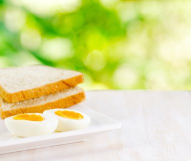 haşlanmış yumurta ve tost beyaz masa üzerinde
