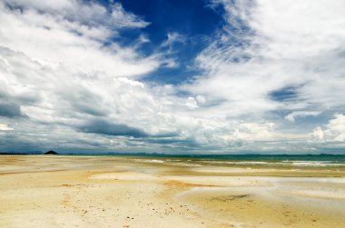güzel gökyüzü ve düşük gelgit kumsalda