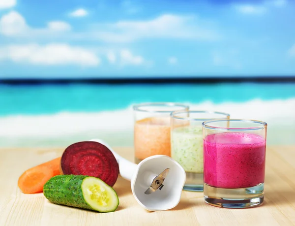 Plaj zemin üzerine ahşap masa üzerinde meyve güler yüzlü — Stok fotoğraf