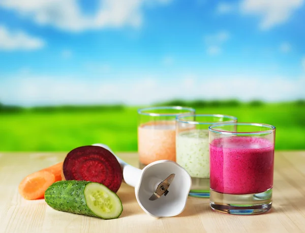 Gemüsesmoothie auf Holztisch vor ländlichem Hintergrund — Stockfoto