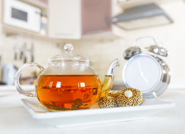 Tekanna färskt te i ett kök — Stockfoto