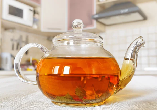 Teapot of fresh tea in a kitchen — Stock Photo, Image