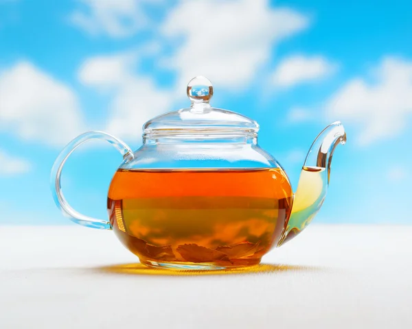 Czajnik świeżej herbaty na naturalne tło — Zdjęcie stockowe