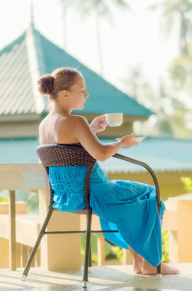 Kávét iszik a teraszon reggel fiatal nő — Stock Fotó