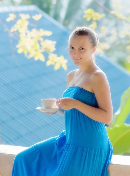 Ung kvinna dricka kaffe på morgonen terrass — Stockfoto