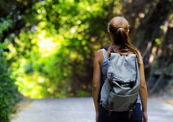 Junge Frau wandert mit Rucksack — Stockfoto