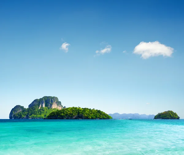 Acqua limpida e cielo blu — Foto Stock