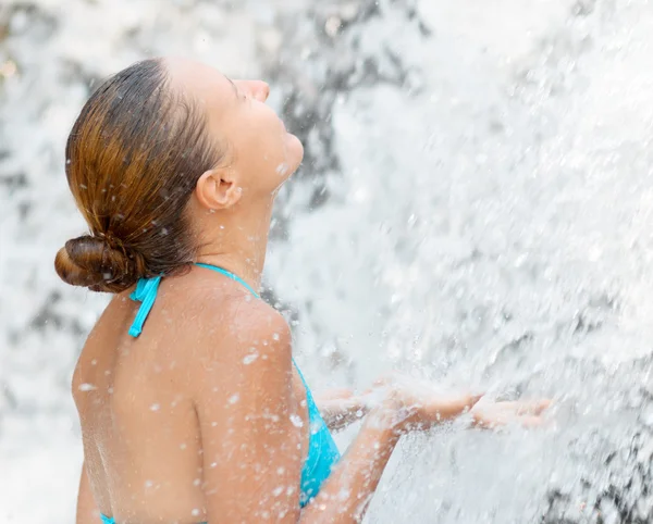 Jonge vrouw ontspannen in waterval — Stockfoto