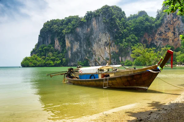 Clear water and blue sky — Stock Photo, Image