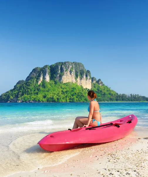 Eau claire et ciel bleu. Plage dans la province de Krabi, Thaïlande — Photo