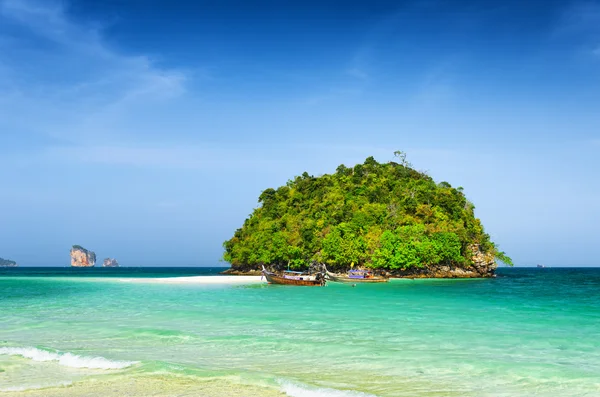 Clear water and blue sky — Stock Photo, Image