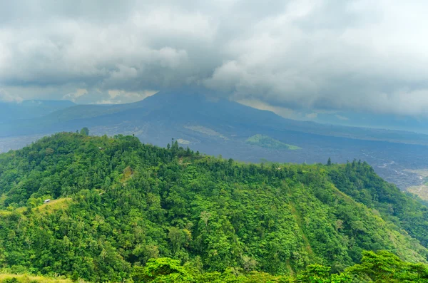 Monte Batur. Volcán activo en Bali, Indonesia — Foto de Stock