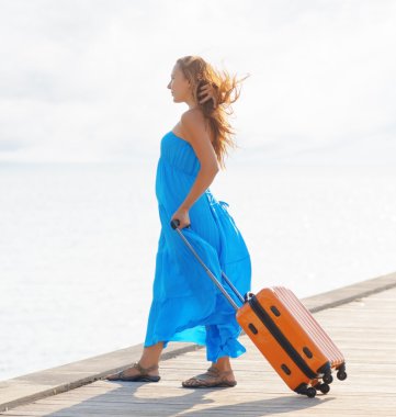 bavul iskeleye olan kadın