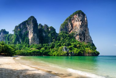 Temiz su ve mavi gökyüzü