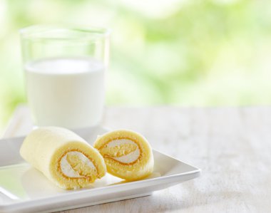 bardak süt ve taze kek