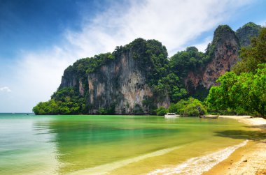 Temiz su ve mavi gökyüzü