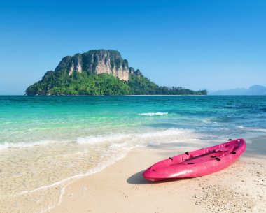 temiz su ve mavi gökyüzü. krabi il, Tayland Beach