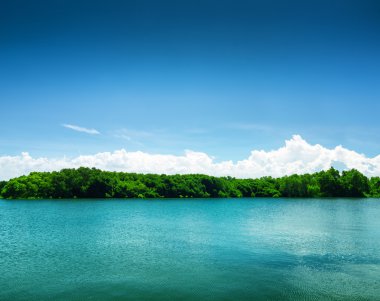 mavi gökyüzünün altında sessiz Gölü