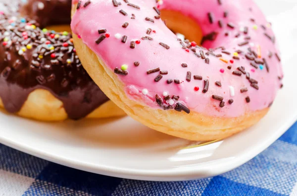 Verse donuts op aard achtergrond — Stockfoto