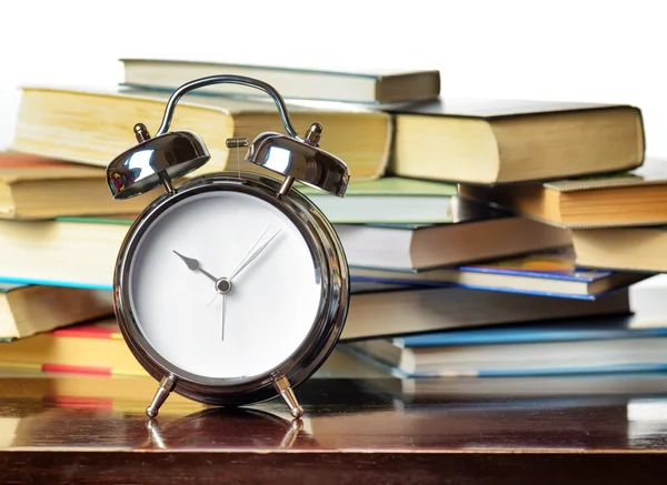 Reloj despertador y libros. Concepto educativo — Foto de Stock