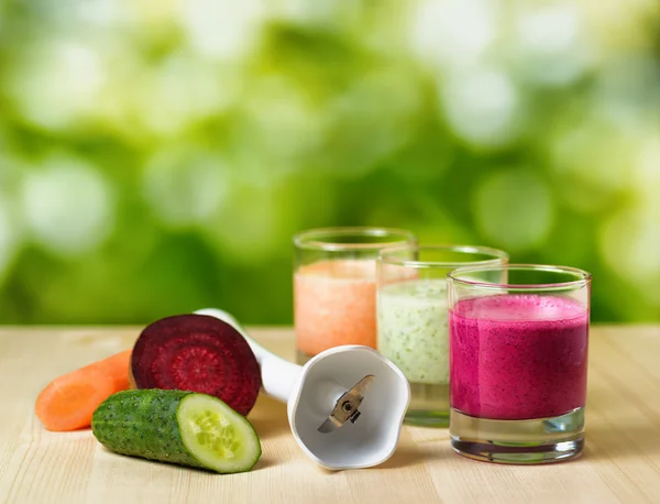 Gemüsesmoothie auf Holztisch vor ländlichem Hintergrund — Stockfoto