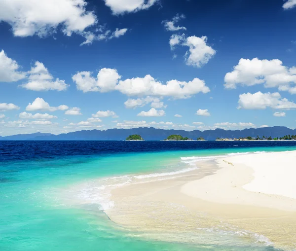 Vit sandstrand och blå himmel — Stockfoto