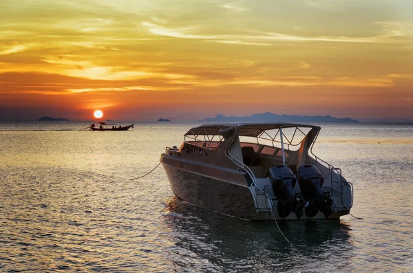 Barco a motor ao pôr-do-sol. Bela paisagem — Fotografia de Stock