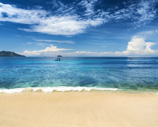 Mooie tropische zee en blauwe lucht — Stockfoto