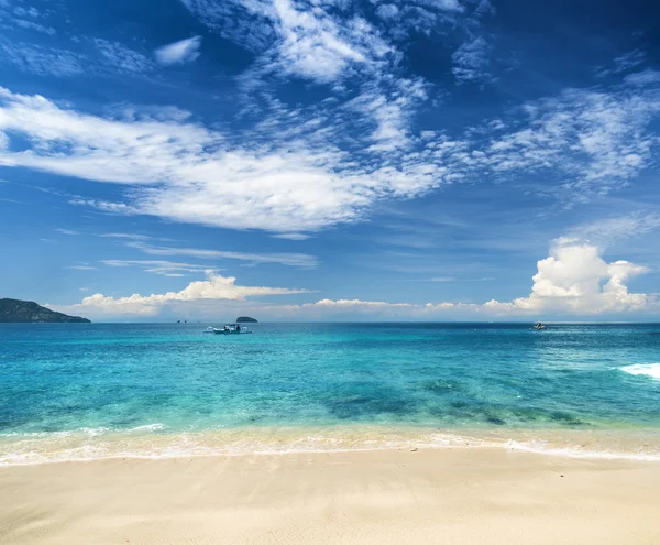 Mooie tropische zee en blauwe lucht — Stockfoto