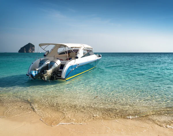 Agua clara y cielo azul. Playa en la provincia de Krabi, Tailandia —  Fotos de Stock