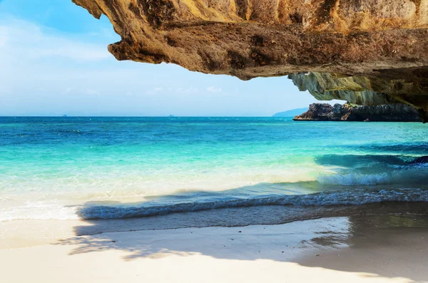 Acqua limpida e cielo blu. Spiaggia nella provincia di Krabi, Thailandia — Foto Stock