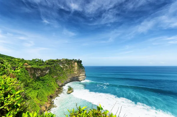 Küste am uluwatu-Tempel, Bali, Indonesien — Stockfoto