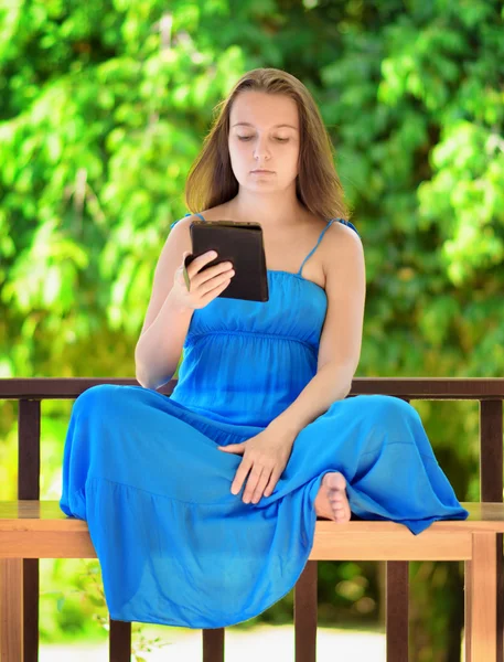 Jovem mulher lendo e-book. Retrato exterior — Fotografia de Stock