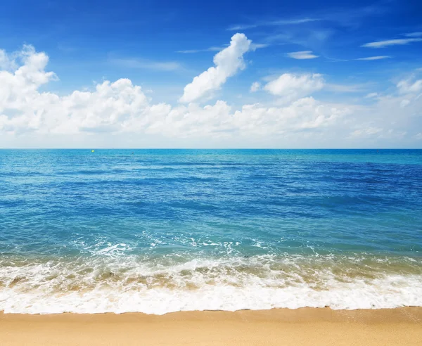 Hermoso mar tropical y cielo azul — Foto de Stock