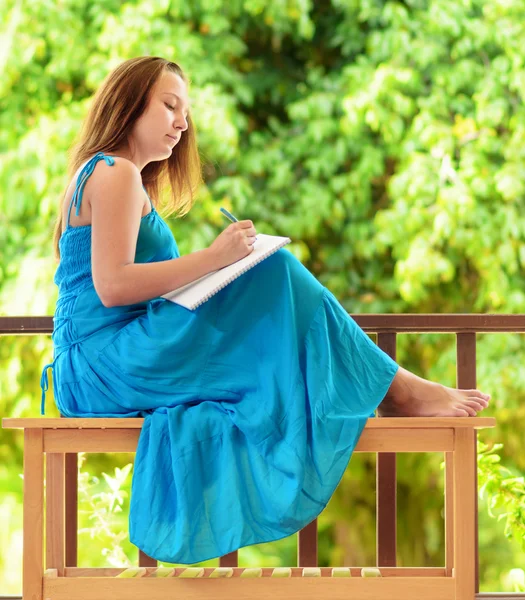 Jonge vrouw schrijven naar laptop. buiten portret — Stockfoto