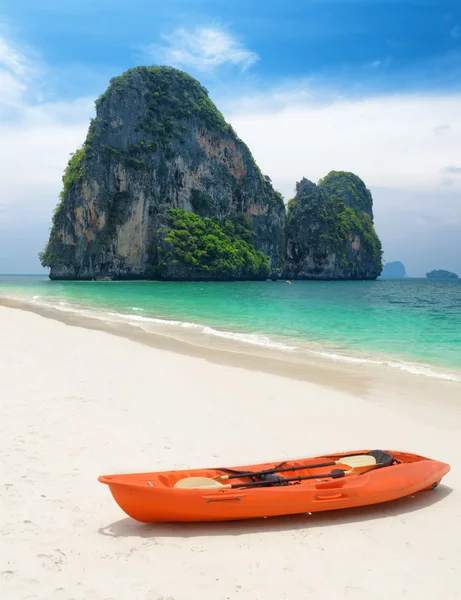 Helder water en blauwe hemel. strand in de provincie krabi, thailand — Stockfoto