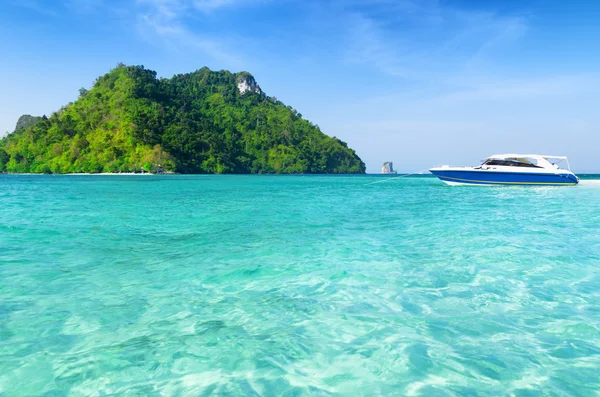 Clear water and blue sky — Stock Photo, Image