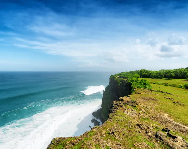 Wybrzeże w uluwatu świątyni, bali, Indonezja — Zdjęcie stockowe