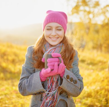 genç kadının Sonbahar sezonu. sonbahar açık dikey