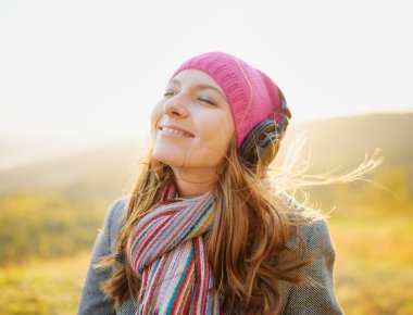 genç bir kadın sonbahar mevsiminde bir müzik keyfi. sonbahar açık