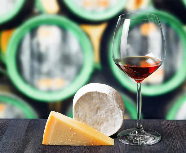 Бокал вина и сыра в винодельне — стоковое фото