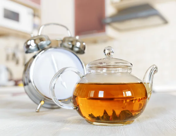 Teapot of fresh tea in a kitchen — Stock Photo, Image