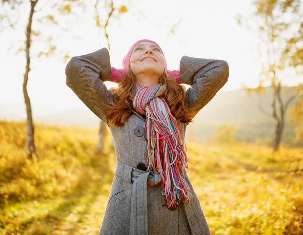 Giovane donna godendo stagione autunnale. Autunno ritratto all'aperto — Foto Stock