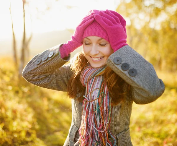 Jeune femme appréciant la saison d'automne. Portrait extérieur d'automne — Photo