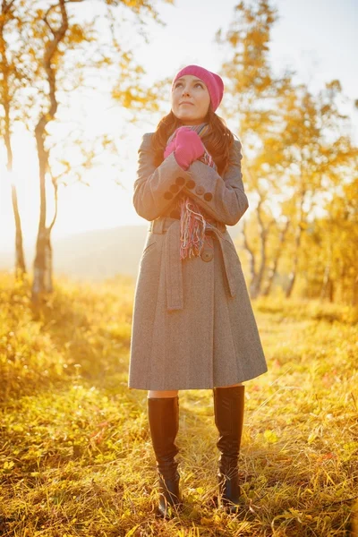 Giovane donna a piedi nella stagione autunnale. Autunno ritratto all'aperto — Foto Stock